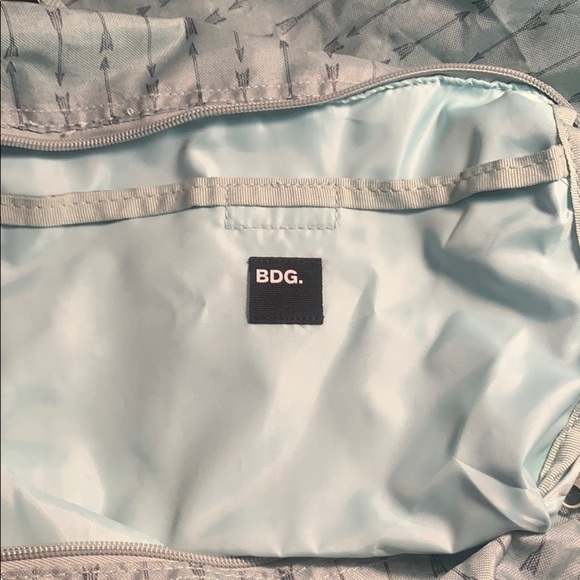 BDG Lightweight Nylon Arrow Print Duffle Bag – Foldable & Travel-Ready - Picture 4 of 6